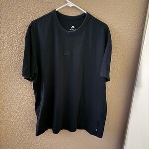 Nike “The Nike Tee” Men’s T-Shirt – Size L (Loose Fit)
